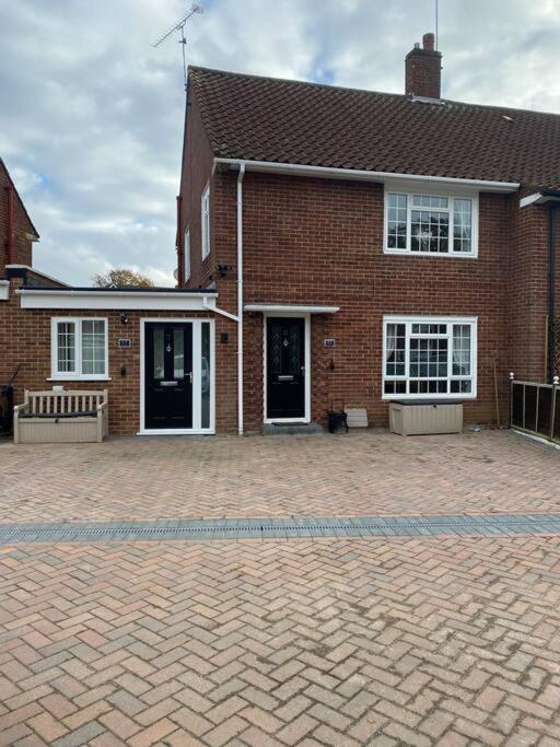 Three Bedroom House, Driveway, Bracknell Centre Exterior photo